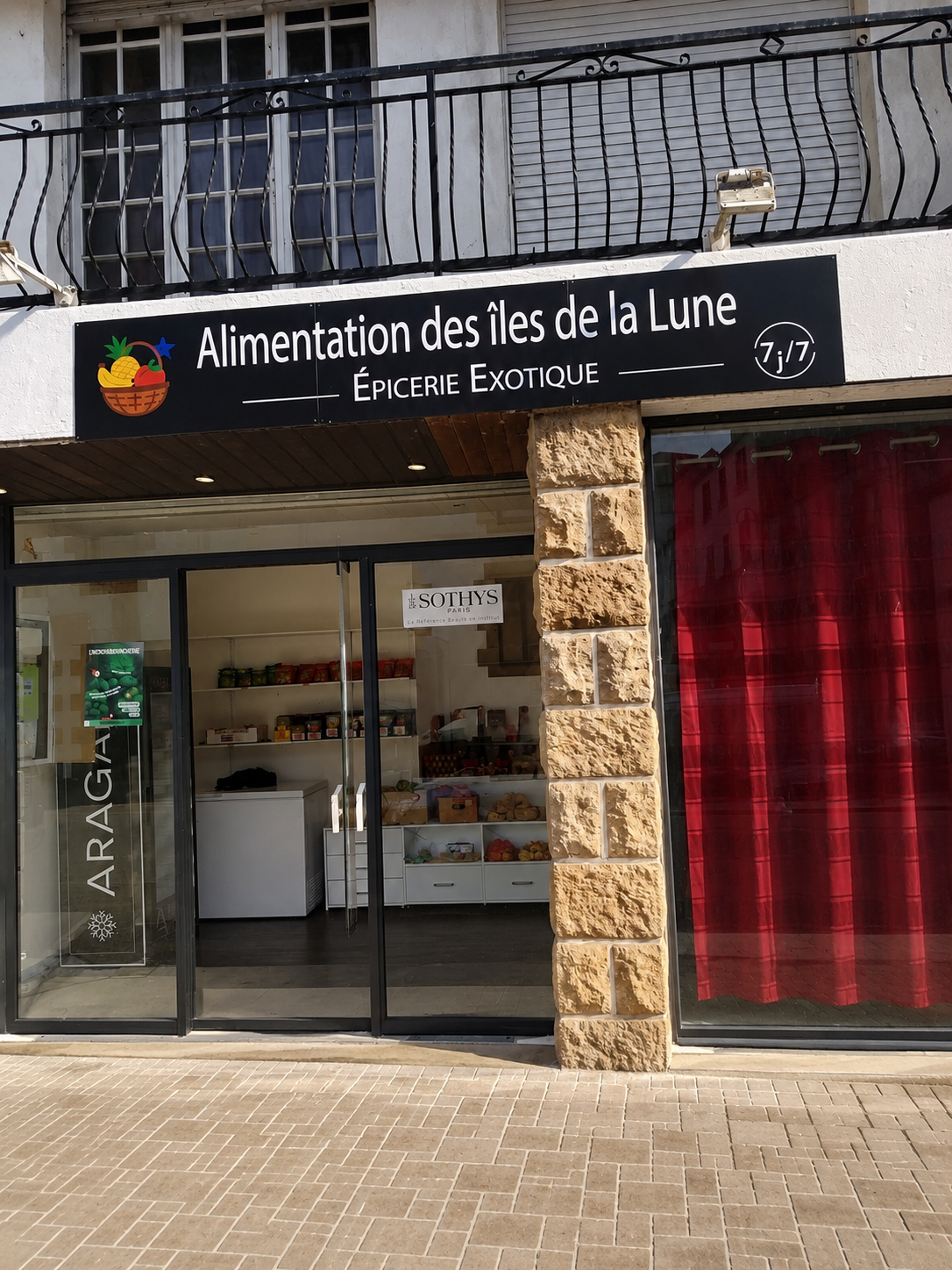 Façade de l'épicerie Alimentation des Îles de la Lune